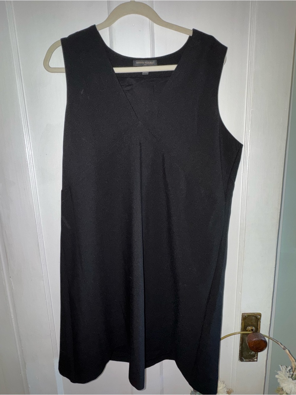 Banana Republic Black Sleeveless V-Neck Dress size 16